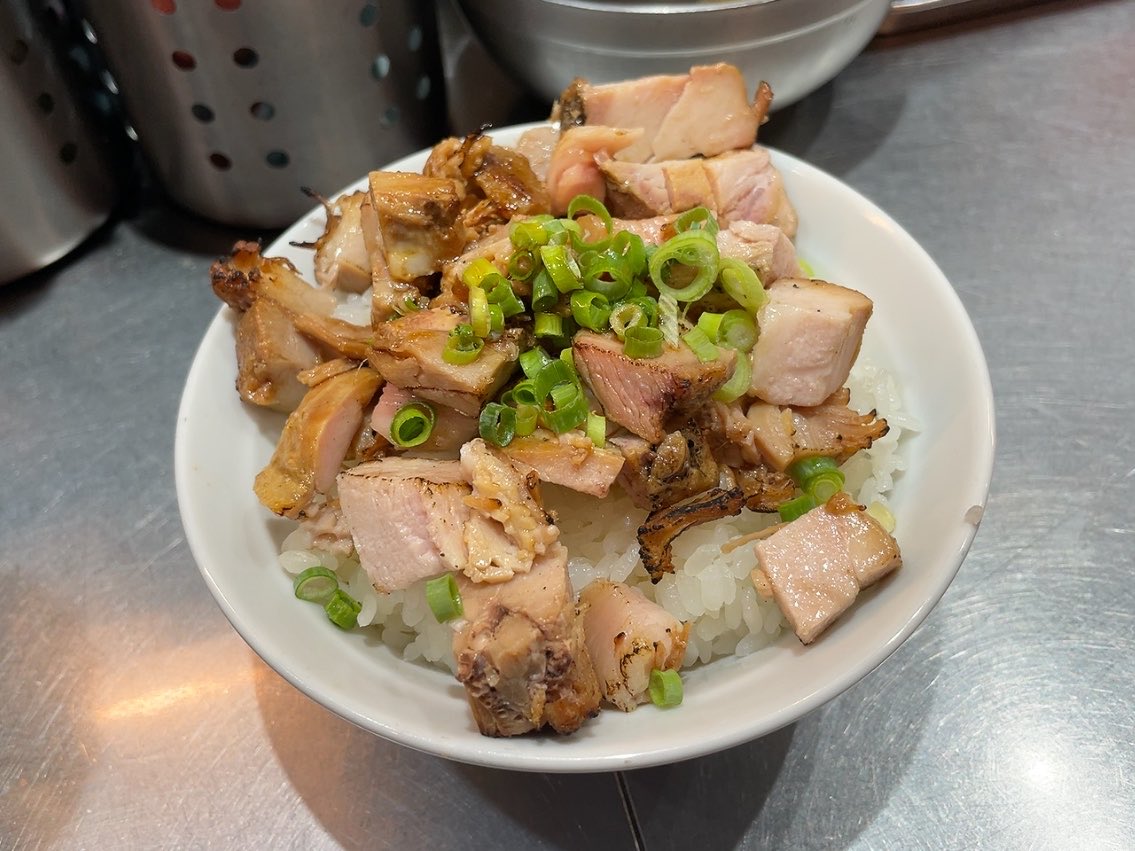 pmpmk2ana's tweet photo. ラーメン箕輪家＠中野！夏限定のつけめんです！タレが元からかかっており、そのまま食べてもオススメできます！今回はチャーシュー丼を食べました！ https://t.co/RfImbhf57n