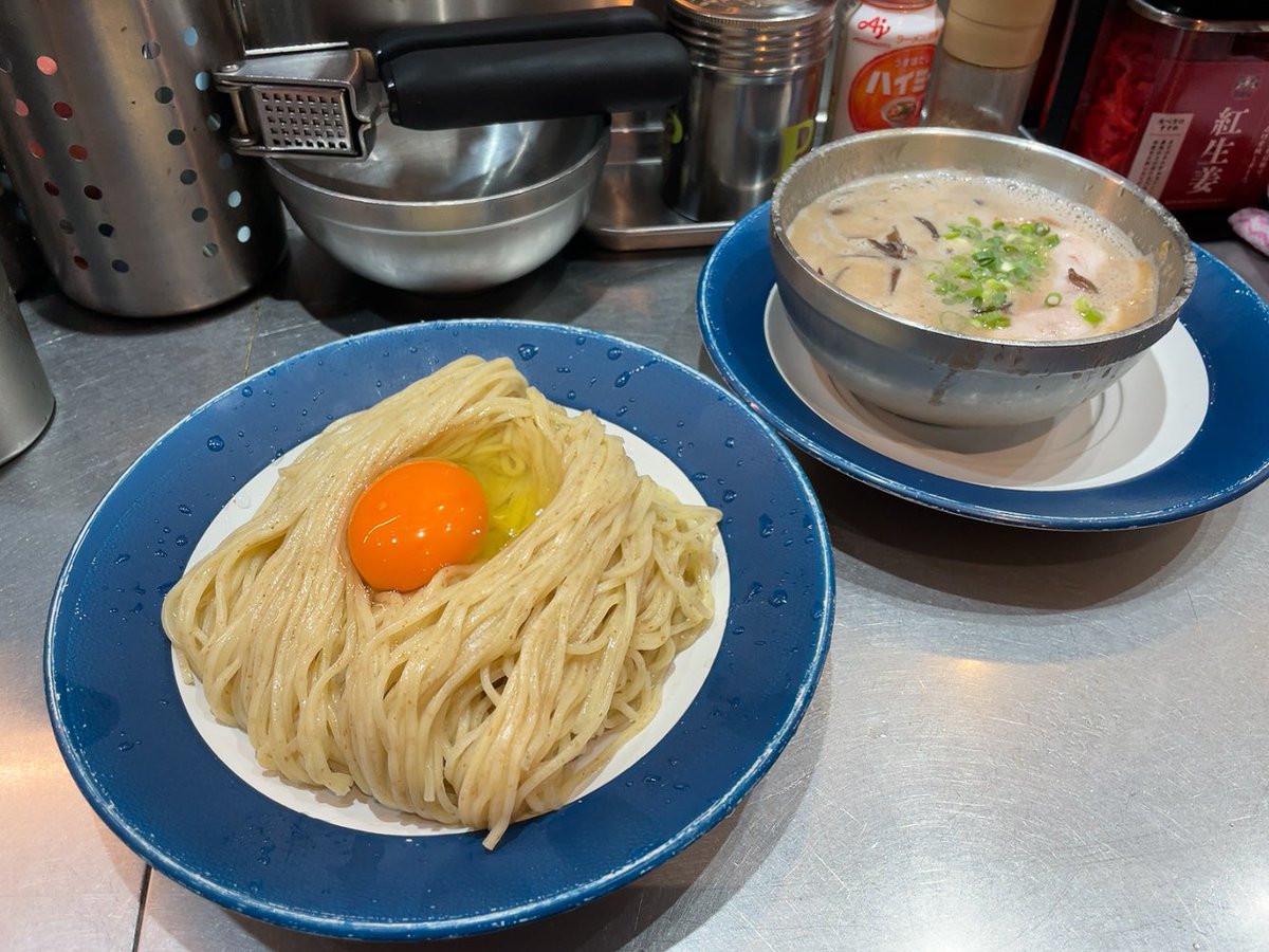 pmpmk2ana's tweet photo. ラーメン箕輪家＠中野！夏限定のつけめんです！タレが元からかかっており、そのまま食べてもオススメできます！今回はチャーシュー丼を食べました！ https://t.co/RfImbhf57n