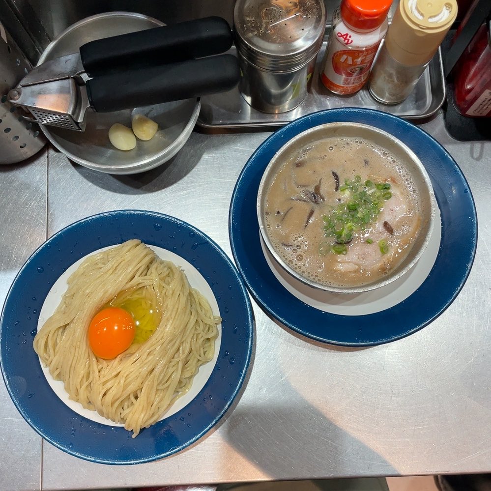 pmpmk2ana's tweet photo. ラーメン箕輪家＠中野！夏限定のつけめんです！タレが元からかかっており、そのまま食べてもオススメできます！今回はチャーシュー丼を食べました！ https://t.co/RfImbhf57n