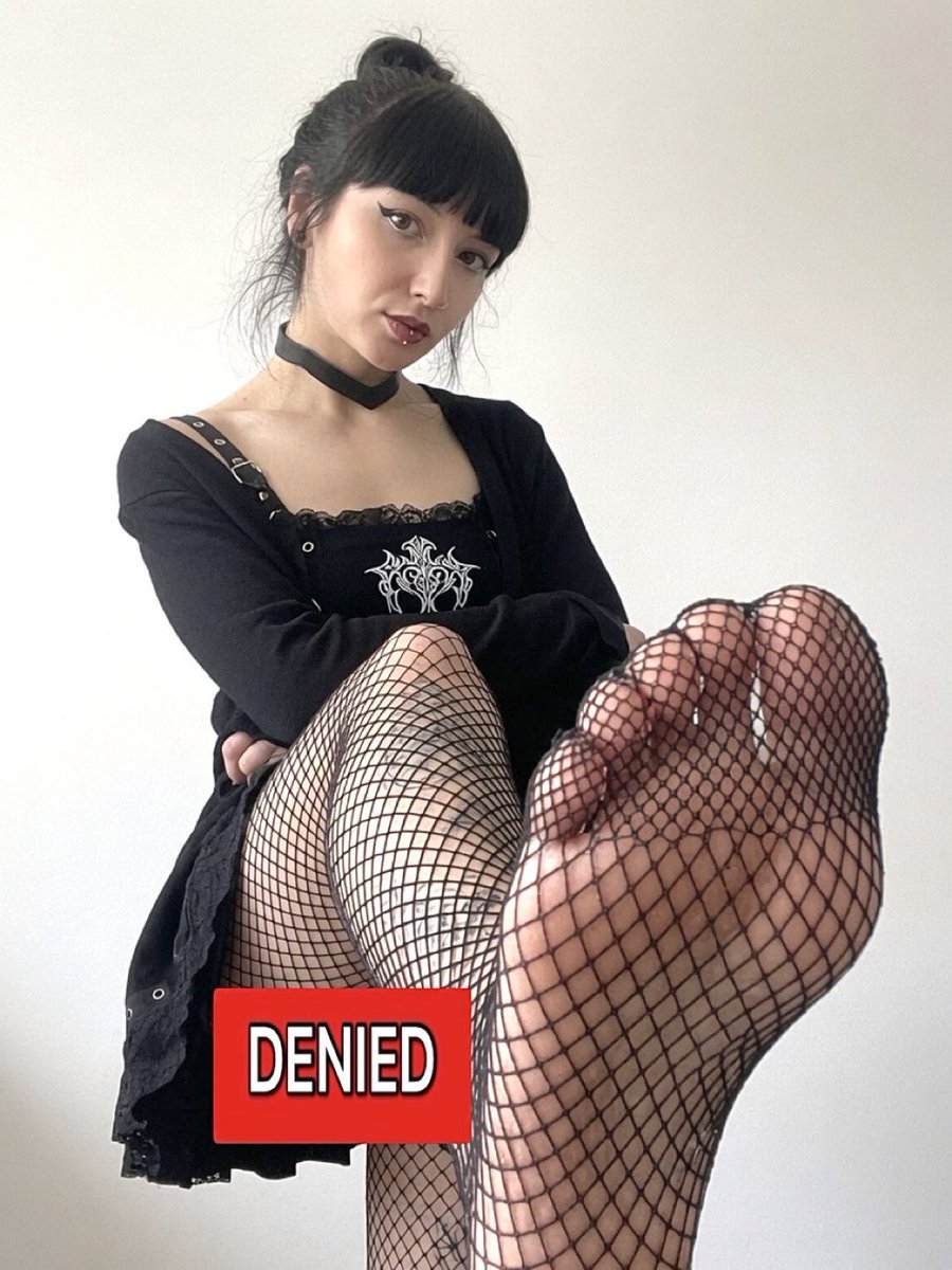 Diablesse_Elora's tweet photo. Vos finances appartiennent aux hot alt girls.

#findom #feets #pieds #domina #moneyslave #soumis #moneymiss #feetfetish https://t.co/XrUa8UDs79
