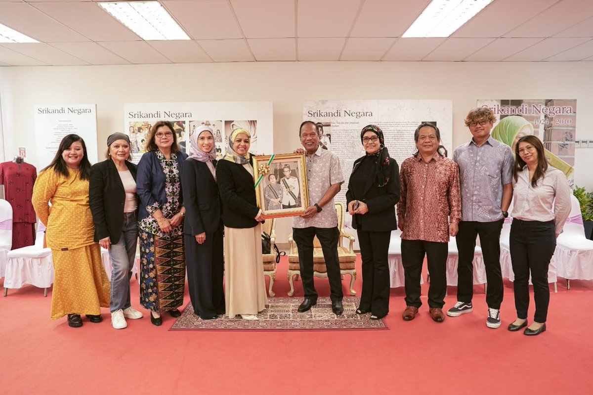 ukm_my's tweet photo. 𝐔𝐊𝐌 𝐀𝐧𝐣𝐮𝐫 𝐌𝐚𝐣𝐥𝐢𝐬 𝐊𝐮𝐧𝐣𝐮𝐧𝐠𝐚𝐧 𝐖𝐚𝐫𝐢𝐬 𝐓𝐮𝐧 𝐅𝐚𝐭𝐢𝐦𝐚𝐡 𝐇𝐚𝐬𝐡𝐢𝐦

Pusat Kepimpinan Wanita Tun Fatimah Hashim (PKWTFH) dan Fakulti Sains Sosial dan Kemanusiaan (FSSK) Universiti Kebangsaan Malaysia (UKM) menganjurkan Majlis Kunjungan Waris Tun Fatimah Hashim yang berlangsung di Bilik Majlis, Canselori UKM.

Majlis diserikan dengan kehadiran Pengerusi Pertubuhan Hal Ehwal Wanita dan Keluarga (HAWA Malaysia), Tan Sri Shahrizat Abdul Jalil yang mencetuskan penubuhan Kursi Kepimpinan Wanita di PKWTFH pada 30 Mac 2012. 

Majlis kemudiannya diteruskan di Galeri Tun Fatimah Hashim dengan sesi lawatan dan perbincangan bersama delegasi Yayasan Kadir dan Fatimah yang terdiri daripada waris-waris Tun Fatimah Hashim bagi membincangkan hala tuju dan masa depan Galeri Tun Fatimah Hashim, termasuk usaha memperkukuh peranannya sebagai ruang yang mengabadikan legasi, pemikiran dan sumbangan tokoh wanita ulung negara.

Kunjungan ini menjadi wadah penting untuk mempererat hubungan dan kerjasama antara UKM, PKWTFH dan waris Tun Fatimah Hashim demi memastikan warisan perjuangan beliau terus dikenang, dipelihara dan menjadi inspirasi kepada generasi masa hadapan.

Turut hadir, Ahli Lembaga Pengarah UKM, Tan Sri Dr. Sharifah Zarah Syed Ahmad dan Naib Canselor, Prof. Dato’ Dr. Sufian Jusoh. 

Hadir sama, Timbalan Naib Canselor Hal-Ehwal Jaringan Industri dan Masyarakat, Prof. Dr. Bariah Mohd Ali; Ketua PKWTFH, Dr. Noremy Md. Akhir dan Dekan FSSK, Prof. Dr. Kadaruddin Aiyub.

#Tekad57 
#UniversitiKebangsaanMalaysia
#ImanIlmuAmal
#UKM
#UKMSharing