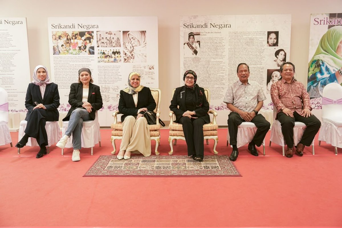 ukm_my's tweet photo. 𝐔𝐊𝐌 𝐀𝐧𝐣𝐮𝐫 𝐌𝐚𝐣𝐥𝐢𝐬 𝐊𝐮𝐧𝐣𝐮𝐧𝐠𝐚𝐧 𝐖𝐚𝐫𝐢𝐬 𝐓𝐮𝐧 𝐅𝐚𝐭𝐢𝐦𝐚𝐡 𝐇𝐚𝐬𝐡𝐢𝐦

Pusat Kepimpinan Wanita Tun Fatimah Hashim (PKWTFH) dan Fakulti Sains Sosial dan Kemanusiaan (FSSK) Universiti Kebangsaan Malaysia (UKM) menganjurkan Majlis Kunjungan Waris Tun Fatimah Hashim yang berlangsung di Bilik Majlis, Canselori UKM.

Majlis diserikan dengan kehadiran Pengerusi Pertubuhan Hal Ehwal Wanita dan Keluarga (HAWA Malaysia), Tan Sri Shahrizat Abdul Jalil yang mencetuskan penubuhan Kursi Kepimpinan Wanita di PKWTFH pada 30 Mac 2012. 

Majlis kemudiannya diteruskan di Galeri Tun Fatimah Hashim dengan sesi lawatan dan perbincangan bersama delegasi Yayasan Kadir dan Fatimah yang terdiri daripada waris-waris Tun Fatimah Hashim bagi membincangkan hala tuju dan masa depan Galeri Tun Fatimah Hashim, termasuk usaha memperkukuh peranannya sebagai ruang yang mengabadikan legasi, pemikiran dan sumbangan tokoh wanita ulung negara.

Kunjungan ini menjadi wadah penting untuk mempererat hubungan dan kerjasama antara UKM, PKWTFH dan waris Tun Fatimah Hashim demi memastikan warisan perjuangan beliau terus dikenang, dipelihara dan menjadi inspirasi kepada generasi masa hadapan.

Turut hadir, Ahli Lembaga Pengarah UKM, Tan Sri Dr. Sharifah Zarah Syed Ahmad dan Naib Canselor, Prof. Dato’ Dr. Sufian Jusoh. 

Hadir sama, Timbalan Naib Canselor Hal-Ehwal Jaringan Industri dan Masyarakat, Prof. Dr. Bariah Mohd Ali; Ketua PKWTFH, Dr. Noremy Md. Akhir dan Dekan FSSK, Prof. Dr. Kadaruddin Aiyub.

#Tekad57 
#UniversitiKebangsaanMalaysia
#ImanIlmuAmal
#UKM
#UKMSharing