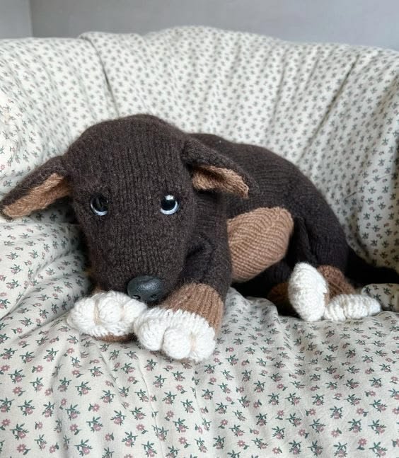 se7enyrs's tweet photo. these freaking knitted puppies... so cute https://t.co/HkxN0ieLhr