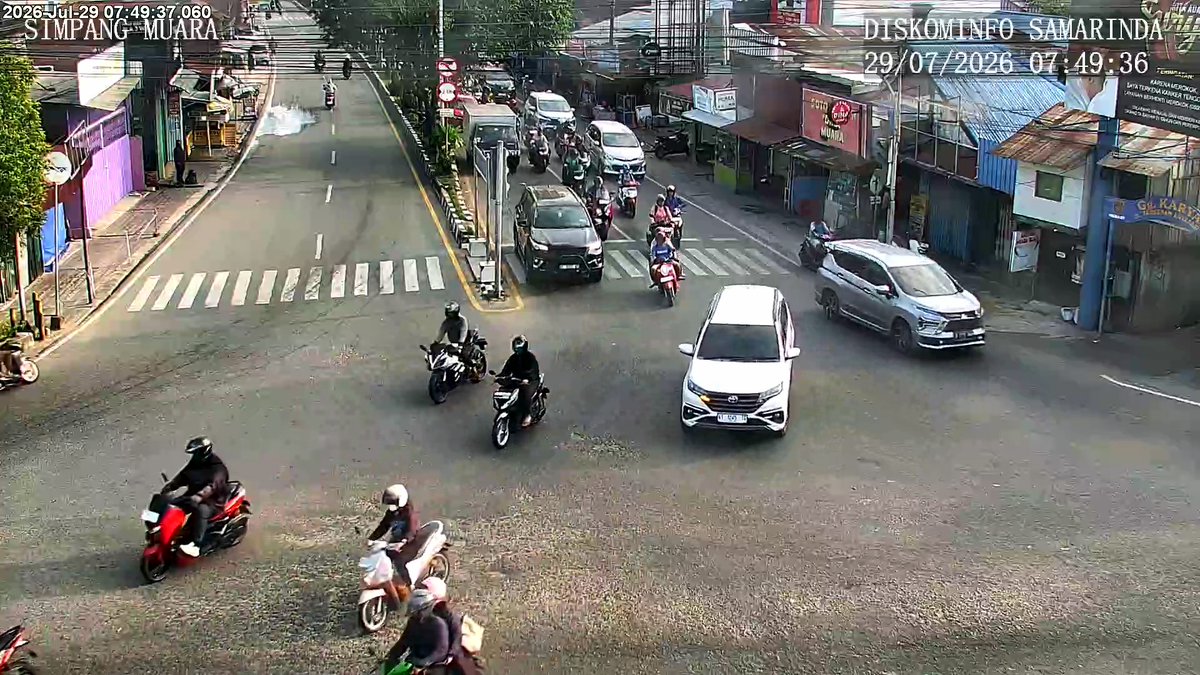 atcs_samarinda's tweet photo. 07.52 Simpang Muara : Antrian kendaraan normal diketiga kaki simpang, Situasi arus lalin ramai lancar. #MinYn https://t.co/eI5MsE31Cz