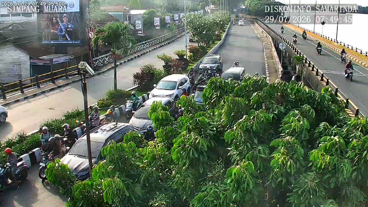 atcs_samarinda's tweet photo. 07.52 Simpang Muara : Antrian kendaraan normal diketiga kaki simpang, Situasi arus lalin ramai lancar. #MinYn https://t.co/eI5MsE31Cz