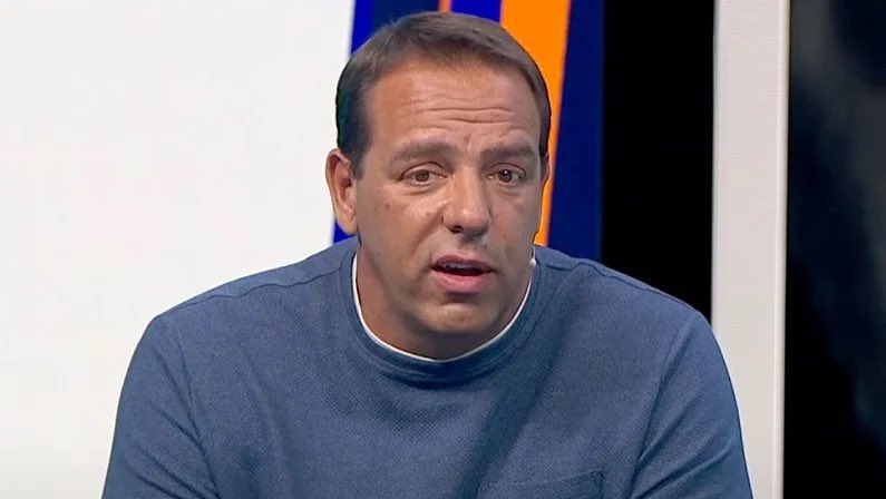 futebol_info's tweet photo. Ignacio Ruglio, presidente do Peñarol, diz que De La Cruz, do Flamengo, QUER jogar no time uruguaio:

“Ele tem vontade de ficar um tempo aqui no país dele. Ele já se declarou torcedor do clube. São coisas muito difíceis, mas, se você não tentar, com certeza elas não vão acontecer. Já estamos nisso há quase 25 dias.”

“O Flamengo pagou uma fortuna por ele. Não temos uma negociação nem perto de fechada. É o jogador que está falando diariamente. A carta de intenção a gente mandou há 10 dias, mas é muito difícil.”

“Hoje não tem nada além da intenção de trazer o jogador em condições uruguaias, não nas condições do Flamengo. E o jogador quer vir.”

“Ele diz que está bem, que está treinando normalmente e que está pronto para jogar.”

🗞️ El Espectador Deportes | @geglobo 
📸 Adriano Fontes/CRF | Reprodução/Teledoce