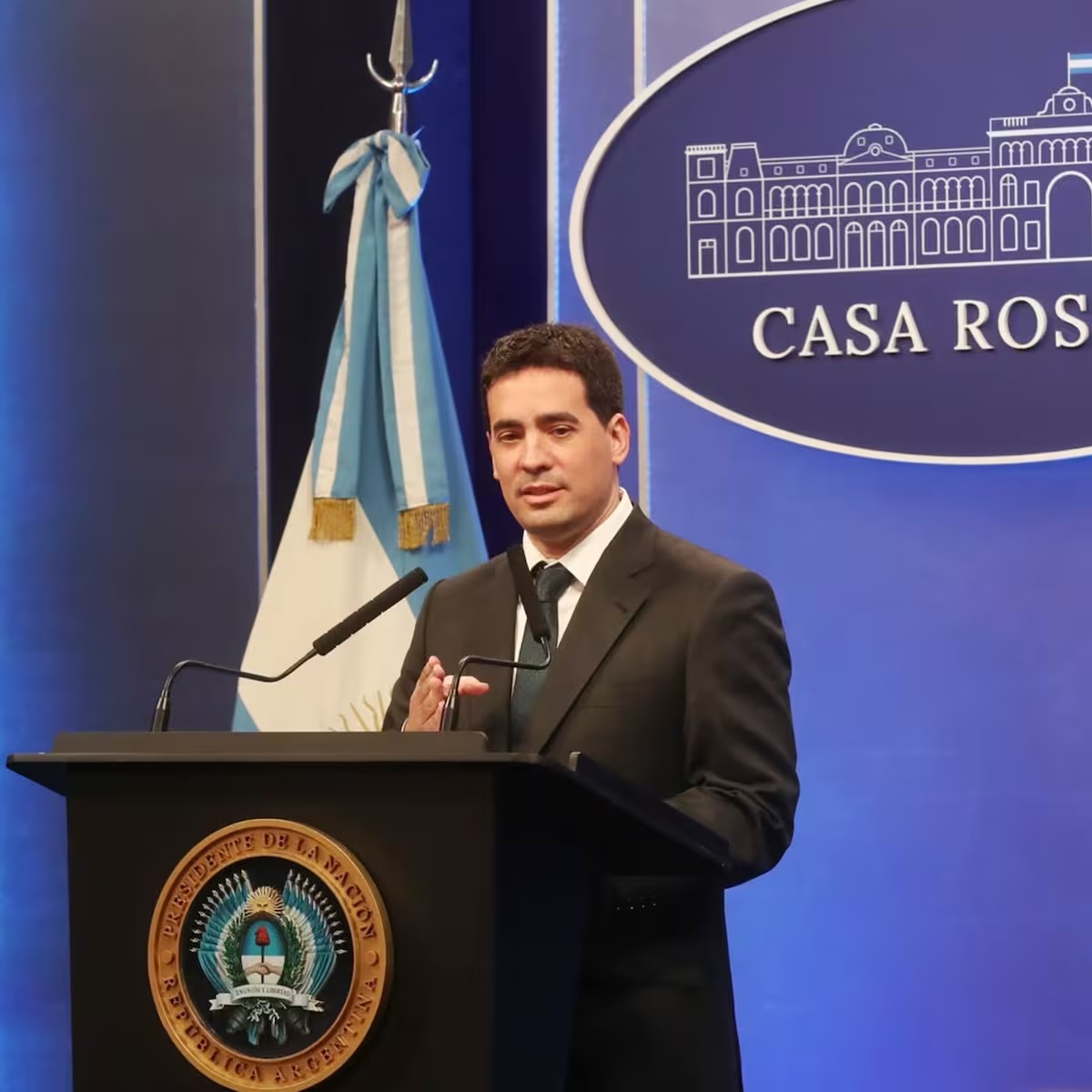 QuorumARG's tweet photo. SINCERICIDIO | El Gobierno tuvo que admitir lo que la clase media siente en la calle: los salarios se cayeron a niveles peores que con Macri y Cristina.

Nota completa acá 👇 🔗 https://t.co/nDYQj6aUgI https://t.co/7ue4CVqBok
