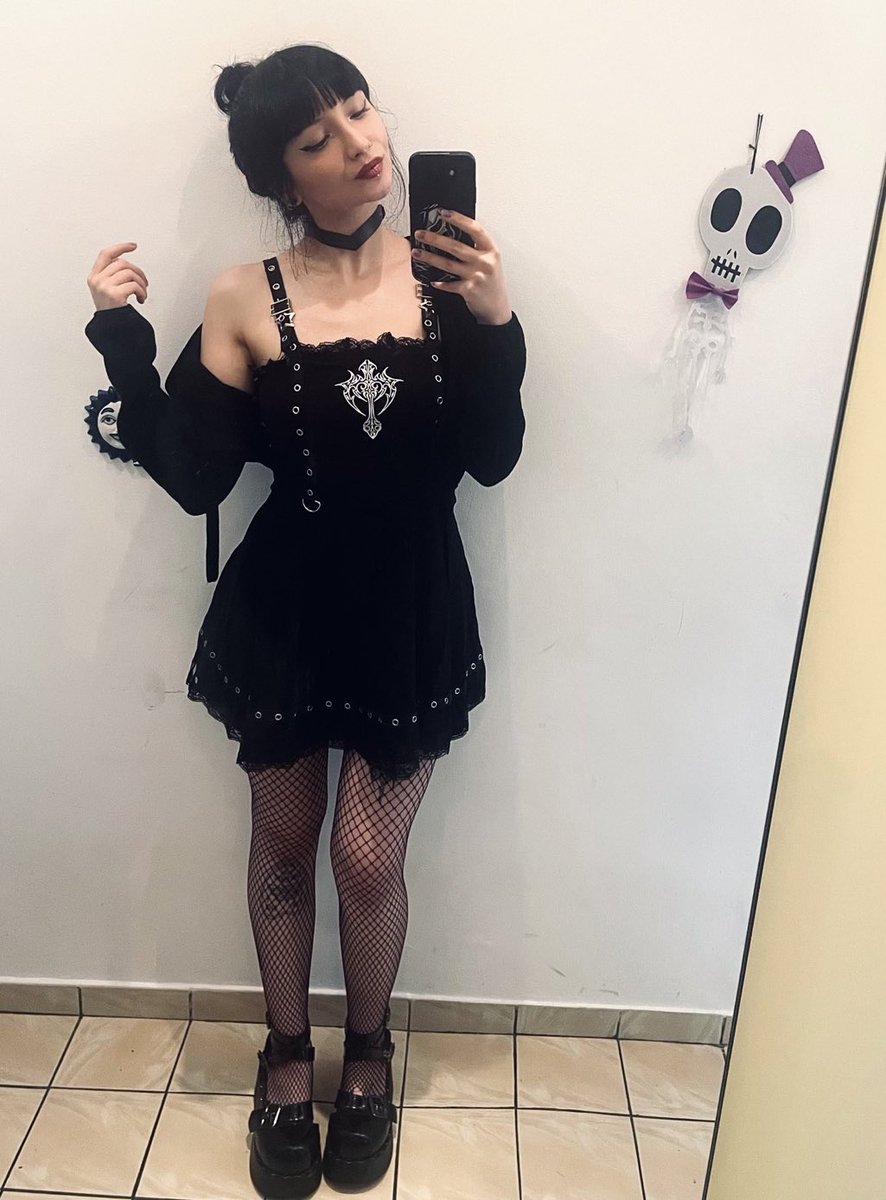 Diablesse_Elora's tweet photo. Tu adores être utilisé par des gamines gothiques… 🖤

#findom #feets #pieds #domina #moneyslave #soumis #moneymiss #feetfetish https://t.co/aQRGKcQL1d