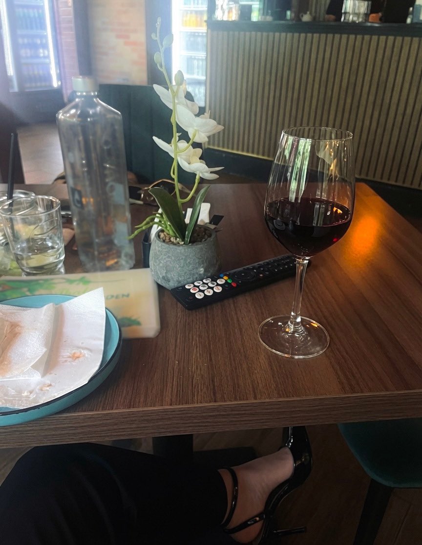 Diablesse_Elora's tweet photo. J’ai vécu la vida loca ces derniers temps avec tout l’argent de simp que j’ai collecté… Festivals, spas, restaurants, salons…  
Continuez à financer ma vie pendant que je me moque de vous en face ! 💰

#findom #feets #pieds #domina #moneyslave #soumis #moneymiss #feetfetish https://t.co/3DBPRdWAJh