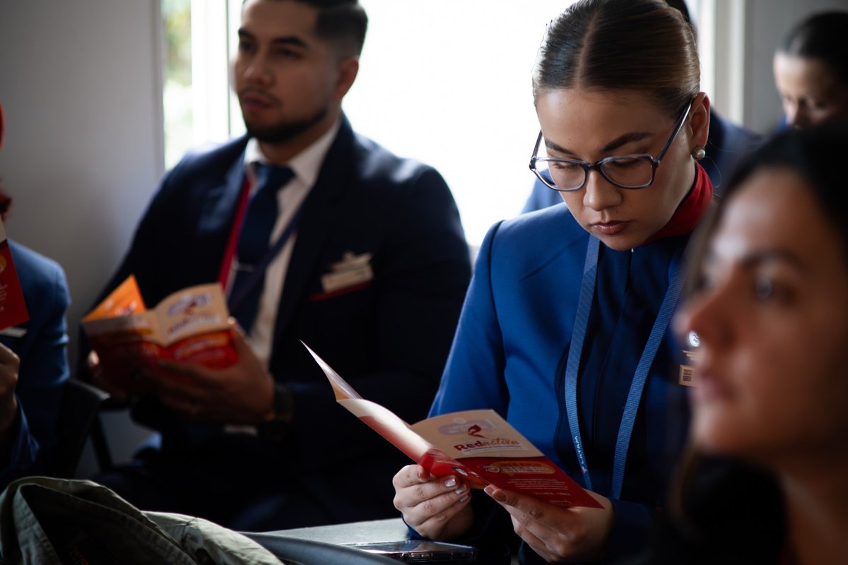 GobiernoBTA's tweet photo. Cuando aprendemos a reconocer una señal de alerta, escuchamos sin juzgar y sabemos cómo actuar, podemos hacer la diferencia entre el riesgo y la protección.
✈️ En el marco de #RedActiva, unimos esfuerzos con Latam Airlines para fortalecer las capacidades de su tripulación en la prevención de la trata de personas. Durante esta jornada compartimos herramientas para identificar posibles señales de alerta en contextos aeroportuarios y de transporte aéreo, conocer los canales de denuncia y activar oportunamente la Ruta Distrital de Atención.
La lucha contra la trata de personas es una responsabilidad compartida. Cada alerta atendida a tiempo puede proteger la libertad, la dignidad y la vida de una persona.