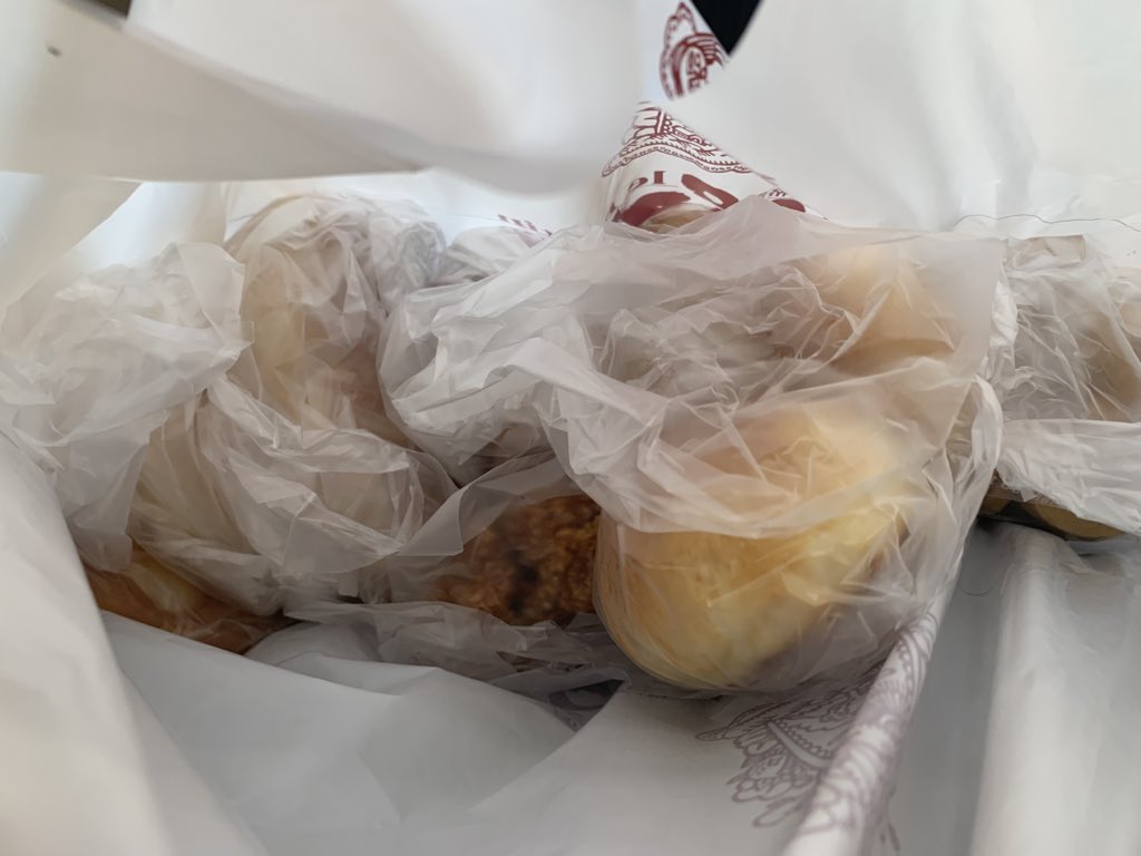 valojan_'s tweet photo. 友達ん家の近くのパン屋さん美味しそうすぎて爆買いしちゃった https://t.co/70ebxKiWda