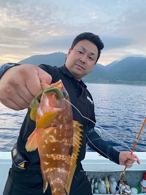 RTharusame's tweet photo. 週末は他のスタッフ達と舞鶴のアクアノートさんにお邪魔しました😊

青物は渋いから根魚って事でZUBORAワーム3.2インチの発売前テストでしっかりキジハタ釣りました😆

気のいい船長さんと中乗りのお姉さんでとっても楽しい釣行となりました😊

#アクアノート
#シバジグ
#ZUBORAワーム
#釣れるワーム https://t.co/3sKSpfNDYo