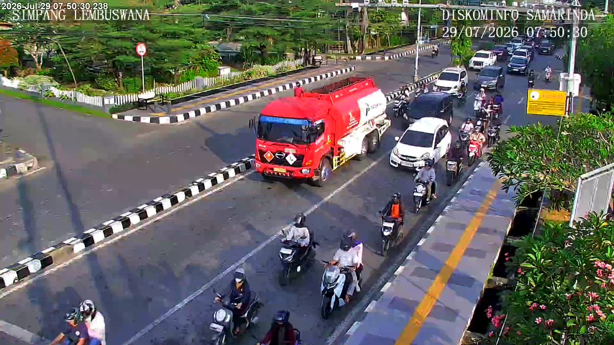atcs_samarinda's tweet photo. 07.52 Simpang Lembuswana : Antrian kendaraan normal di keempat kaki simpang, situasi arus lalu lintas ramai lancar. #MinYn https://t.co/j7XnBpMrUA