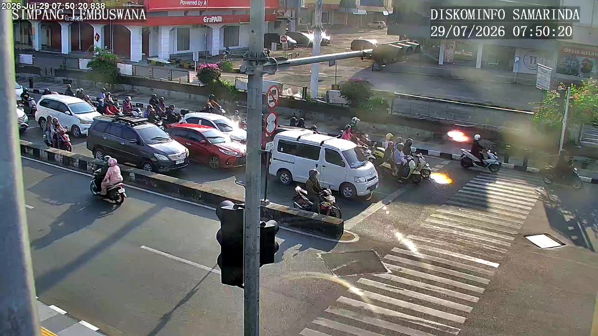 atcs_samarinda's tweet photo. 07.52 Simpang Lembuswana : Antrian kendaraan normal di keempat kaki simpang, situasi arus lalu lintas ramai lancar. #MinYn https://t.co/j7XnBpMrUA