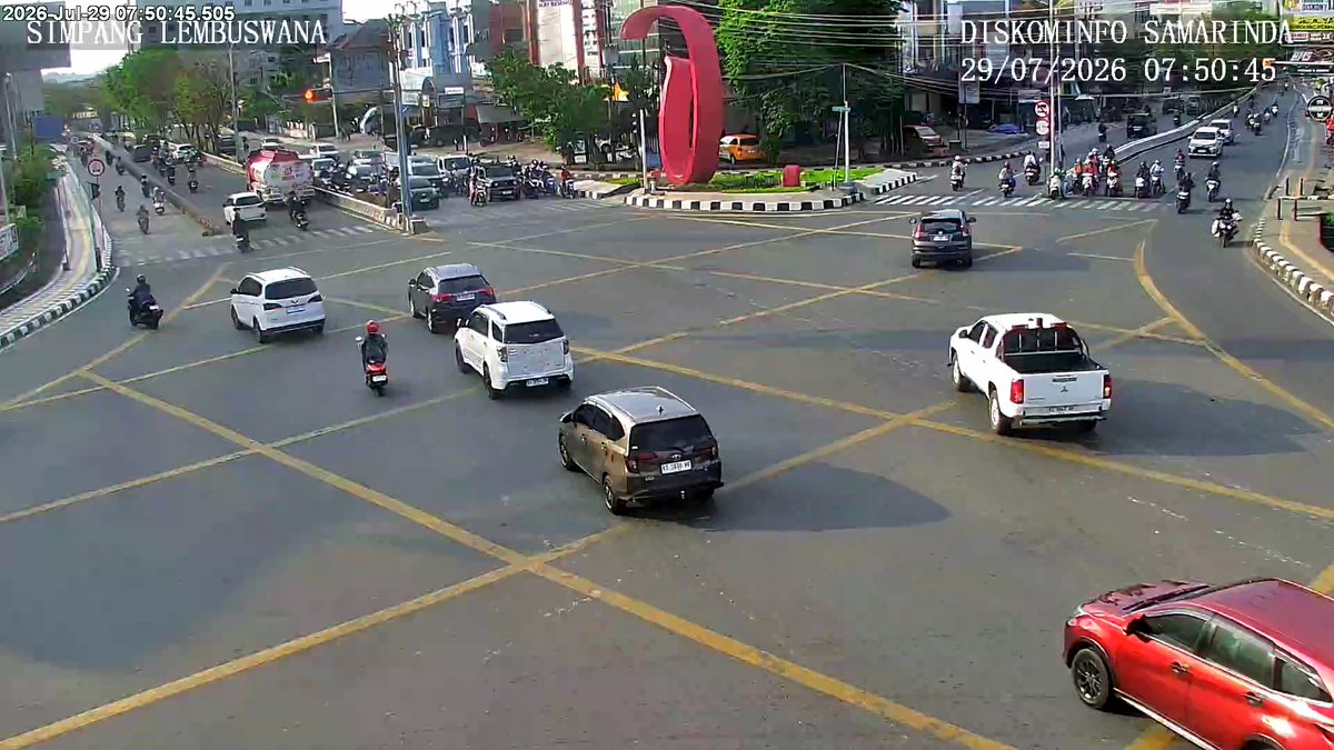 atcs_samarinda's tweet photo. 07.52 Simpang Lembuswana : Antrian kendaraan normal di keempat kaki simpang, situasi arus lalu lintas ramai lancar. #MinYn https://t.co/j7XnBpMrUA