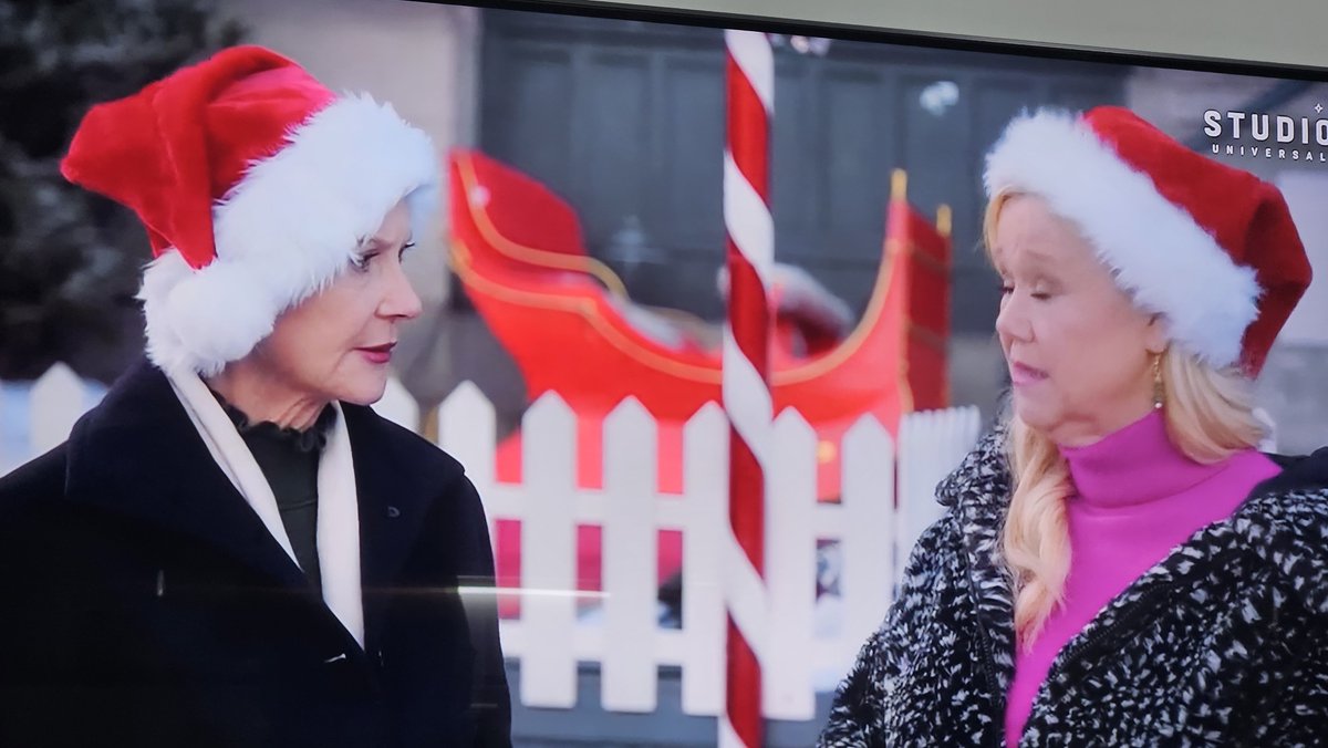 paob7's tweet photo. Estoy mirando una peli navideña con las tías de Sabrina. No me importa que sea julio, feliz navidad para todos! #Navilovers https://t.co/8ZrqWyy1vN