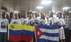 Granma_Digital's tweet photo. 🇨🇺🇻🇪 🥼 Integrantes del Contingente Internacional de Médicos Especializados Henry Reeve que asistieron al pueblo venezolano tras los sismos del pasado 24 de junio regresan a #Cuba.
🔗https://t.co/muloCdQjrG
#CubaSalvaVidas ❤️‍🩹 https://t.co/NsJqvgR6SY