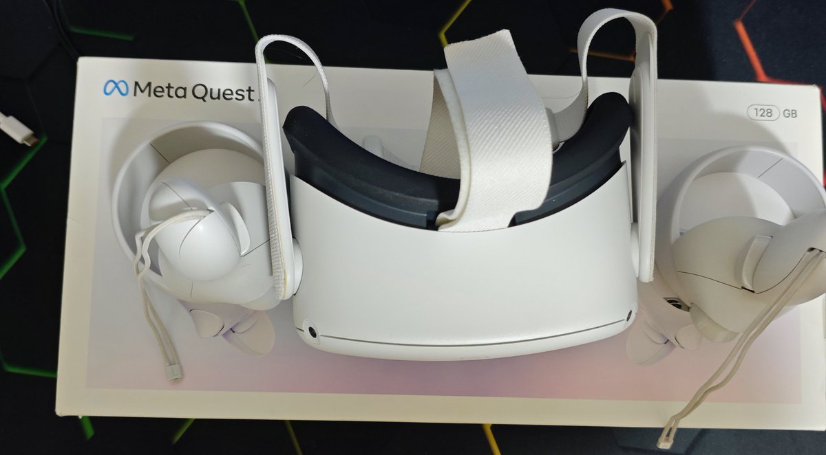 surfox15's tweet photo. 今更だけど Meta Quest 2 着弾！！
何気に初めて Quest 触るけど凄すぎて感動 https://t.co/V9F3Hjhpdr