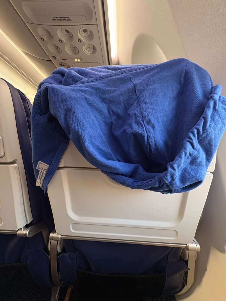 CarCrashSelfie's tweet photo. Is this considered rude on a flight? https://t.co/OikM607Fdj