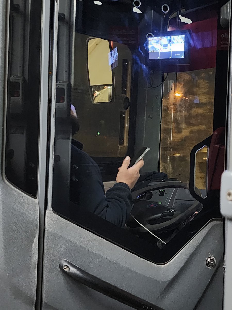 baalvear24's tweet photo. @Transantiago si según la ley sus choferes tienen licencia profesional para conducir un bus de la línea g05 por qué no les enseñan a no conducir usando el celu por más de 18 min de viaje en dónde viene más preocupado de solucionar el pago de sus horas extras que conducir https://t.co/zS7LSs6kW1