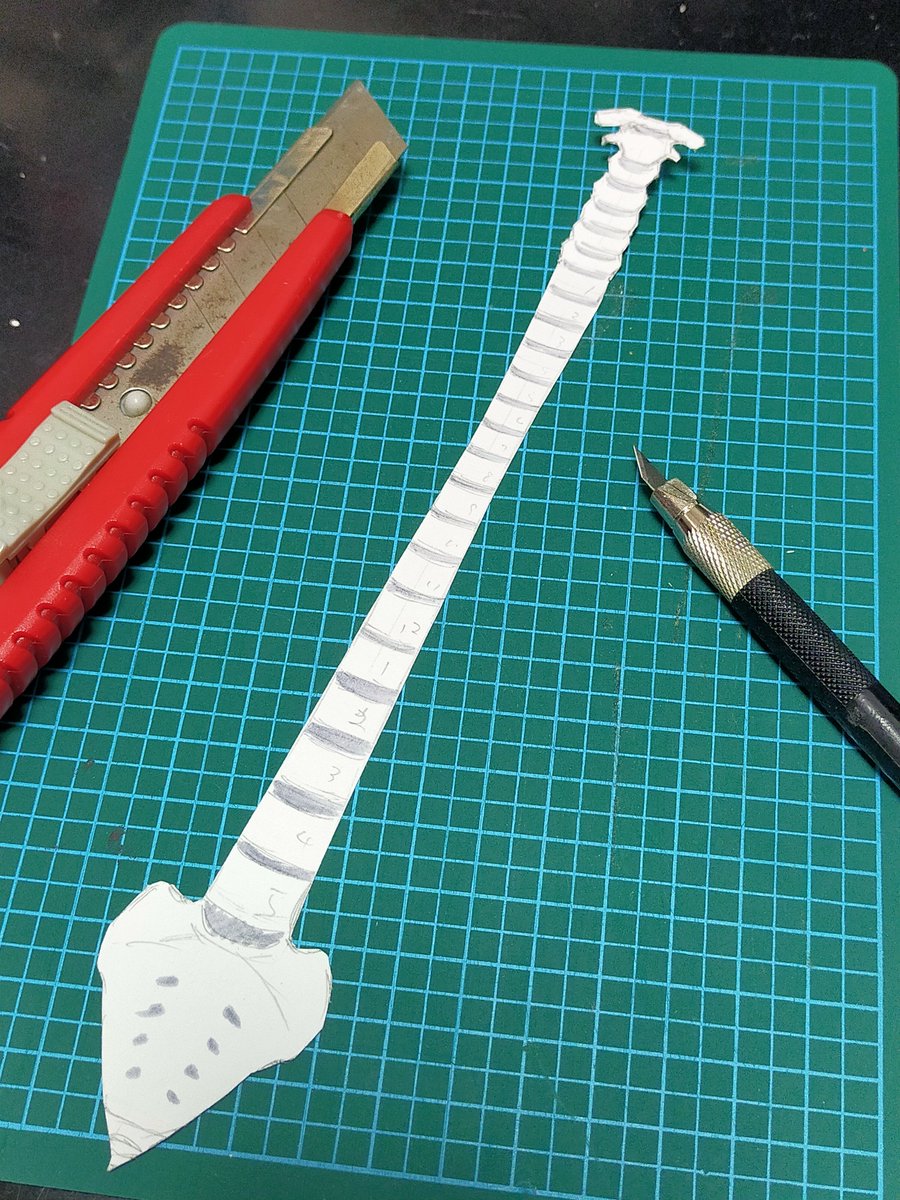 MiMiTAB_jp's tweet photo. ちょっとオーナメント的なものを作りたいなと思い立って勢いのまま作り始めてます
部分部分だけが頭に浮かんでるだけなので、とりあえずミニマムサイズとして紙を切り出して、作りながら完成形考えます https://t.co/o9DsBUQHJf