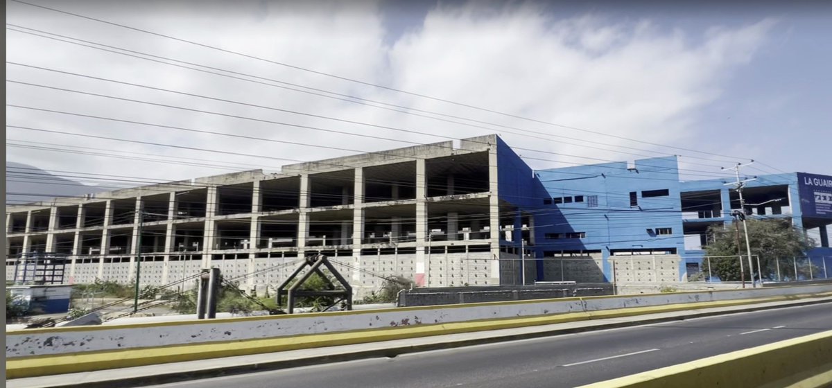 Arr3ch0's tweet photo. Me informan desde adentro de lo que era la Almacenadora Caracas en Catia La Mar, que el lugar está lleno de la ayuda humanitaria recibida recientemente para los afectados por el terremoto pero que los militares sacan poco o nada de allí.

Me informa un soldado raso indignado, que ahora están solo militares, y que el lugar, que es gigantesco,  está lleno de carpas, camas, colchonetas,  comida y todo tipo de cosas para ayudar en esta contingencia.

Me dice que están hasta pintando unas carpas para que parezcan que están siendo donadas por el régimen.

Ésta es la dirección por si quieren llegarse:
🔗https://t.co/8c8ZyaOHGn