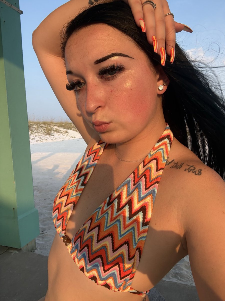 swiftteee's tweet photo. Glowinggggg 🤩🤩🤩 #explore #goldenhour #beach #florida #floridabeach #floridagirl #glow #glowing #glowingskin #bathingsuit #pretty #prettygirl #sexy #bright #summer #sunny #sunset https://t.co/1OZZrU58yw