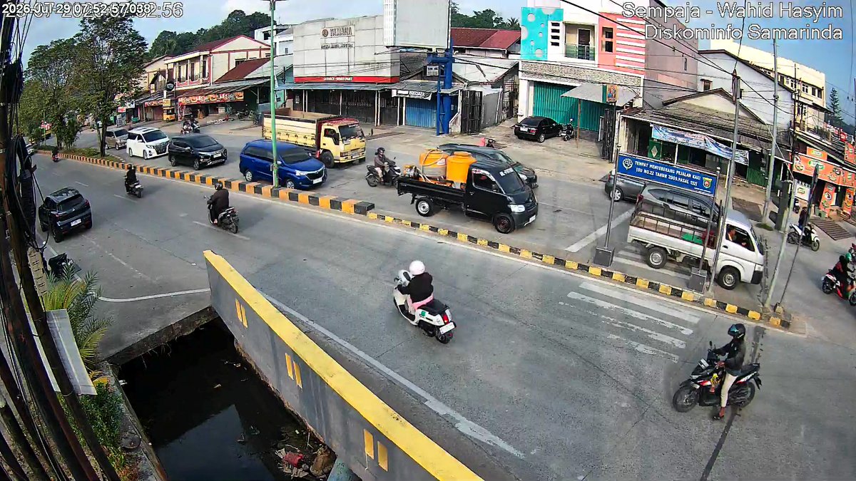 atcs_samarinda's tweet photo. 07.54 Simpang Sempaja : Antrian kendaraan normal di keempat simpang. Situasi arus lalin lancar. #MinYn https://t.co/3rSNIjr0qO