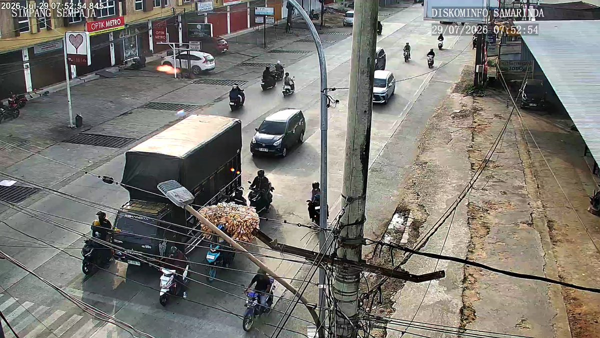 atcs_samarinda's tweet photo. 07.54 Simpang Sempaja : Antrian kendaraan normal di keempat simpang. Situasi arus lalin lancar. #MinYn https://t.co/3rSNIjr0qO