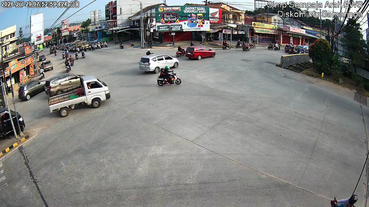 atcs_samarinda's tweet photo. 07.54 Simpang Sempaja : Antrian kendaraan normal di keempat simpang. Situasi arus lalin lancar. #MinYn https://t.co/3rSNIjr0qO