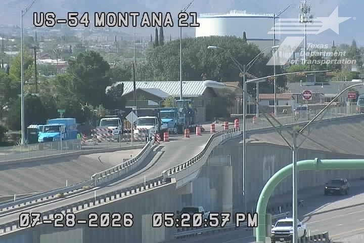 DianaGomezTV's tweet photo. 🚨Heads up, drivers! El Paso Water crews are repairing a leak on Gateway South at Bliss Ave. closing all lanes. The on-ramp to US-54 remains open.
🚘 Follow detours, expect delays and watch for crews.
#TrafficAlert #EPTraffic #Repairs #Roadways #EPWater https://t.co/j3shcFSPkF