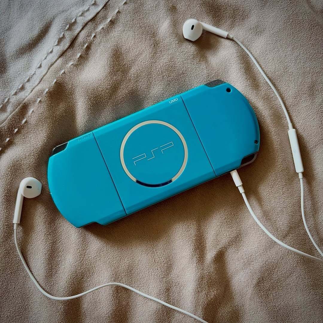 old_memory's tweet photo. PSP 3008 Turquоisе Grееn https://t.co/2lVNCMaeSW