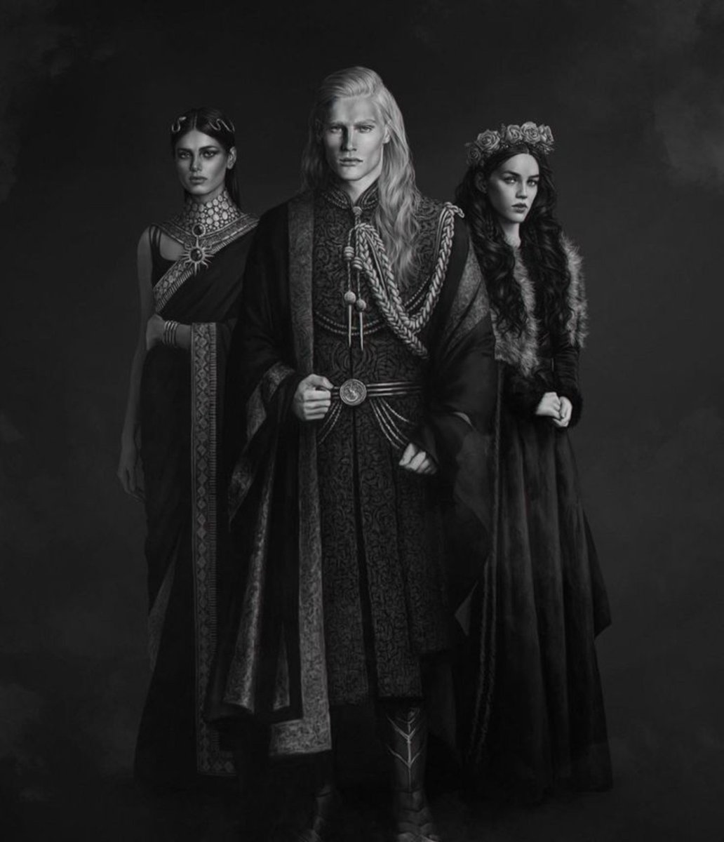 PortalASOIAF's tweet photo. 🚨 | Mais SPOILERS importantes da peça 'Game of Thrones: Mad King' 
(via: @got_onstage).
.
.
.
.
.
.
.
.
.
.
.
.
.
.
.
.
.
.
.
.
.
.
.
.
.
.
.
.
.
.
.
.
.
.
.
.
.
.
.
.
.
.
.
.
.
.
.
.
.
.
.
.
.
.
.
.

- Elia Martell e Lyanna Stark se tornam amigas por correspondência (trocam cartas) enquanto Lyanna está na Torre de Alegria.  

- Elia Martell é astuta politicamente. Elia não se importa com o relacionamento entre Rhaegar e Lyanna e menciona a ideia de ele ter duas esposas como Aegon I, o Conquistador, uma por amor e outra por política.

- Lyanna Stark e Rhaegar Targaryen estão apaixonados

- Lyanna é confirmada como vidente verde e se comunica com Rhaegar por meio de sonhos, é assim que eles planejam a fuga. Benjen os ajuda.

- A única cena explícita de parto é da Ashara Dayne dando à luz ao filho natimorto (filho dela com Brandon). 

📎 Para outros spoilers, siga a fonte original, @got_onstage. Há mais detalhes e outras informações importantes na thread original! 
Arte: Deniz Maznev.