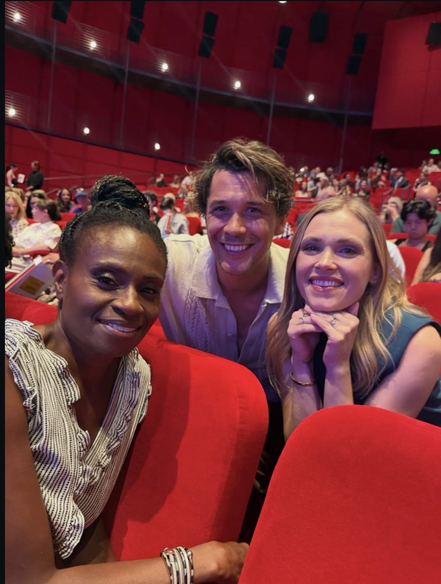 the100acervo's tweet photo. adina, bob e eliza se encontraram em um evento da @appletv. ❤️ https://t.co/33FX7TCHbc