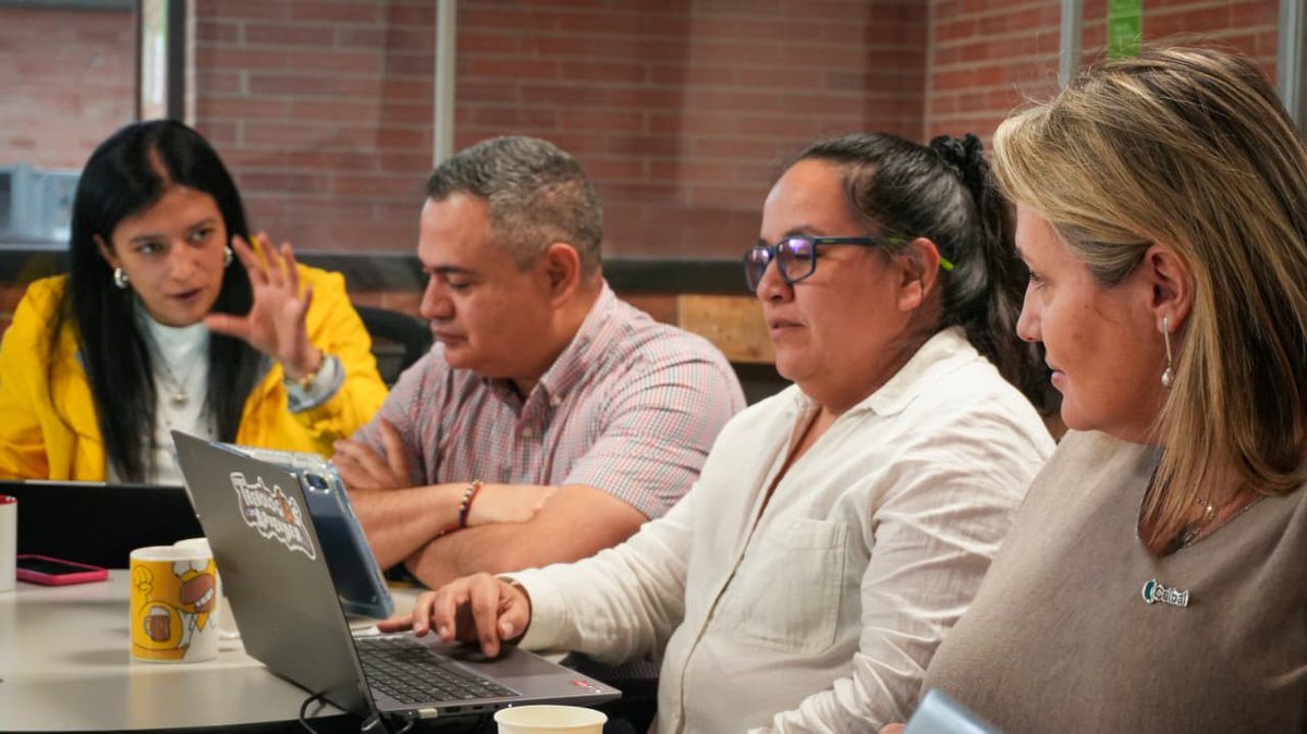 CompuParaEducar's tweet photo. 🇺🇾🤝🇨🇴¡La educación digital se fortalece con visión internacional!
#PlanCeibal (@Ceibal_Uy), referente global con 19 años de experiencia en cobertura universal, llegó a Colombia para acompañar la evolución de #ComputadoresParaEducar hacia #TecnologíasParaAprender. 🧵1/3 https://t.co/D3BLGURqud