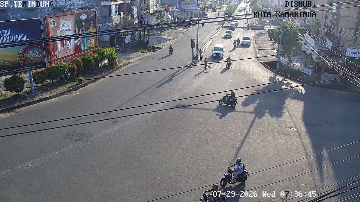 atcs_samarinda's tweet photo. 07.55 Simpang Temindung (A. Yani Gatsu S. Parman) : Antrian kendaraan normal dikeempat kaki simpang, situasi arus lalu lintas lancar. #MinYn https://t.co/sYIwr2UamR