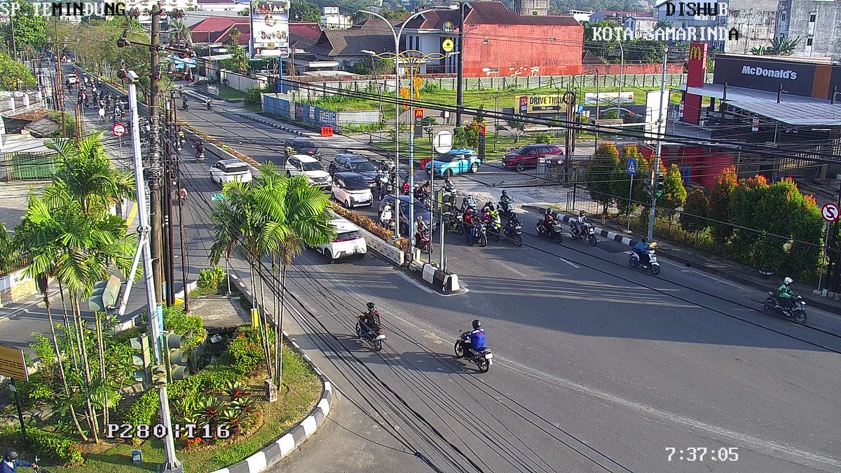 atcs_samarinda's tweet photo. 07.55 Simpang Temindung (A. Yani Gatsu S. Parman) : Antrian kendaraan normal dikeempat kaki simpang, situasi arus lalu lintas lancar. #MinYn https://t.co/sYIwr2UamR