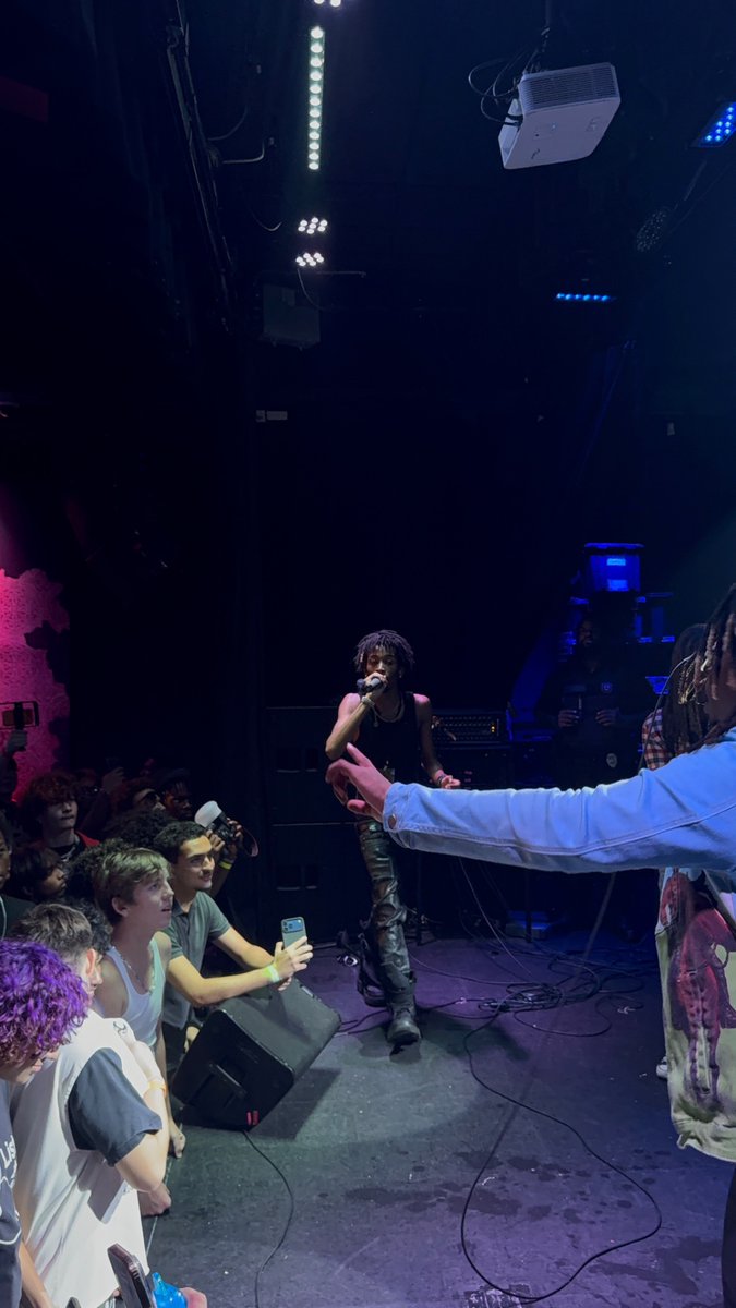 glo2mich's tweet photo. MY BOY @devscxtt GOIN ALL THE WAY THE FUCK UP SHOW SUM LUV AND STREAM SWAG IN MY HANDS https://t.co/NbOfjJ7ZPv