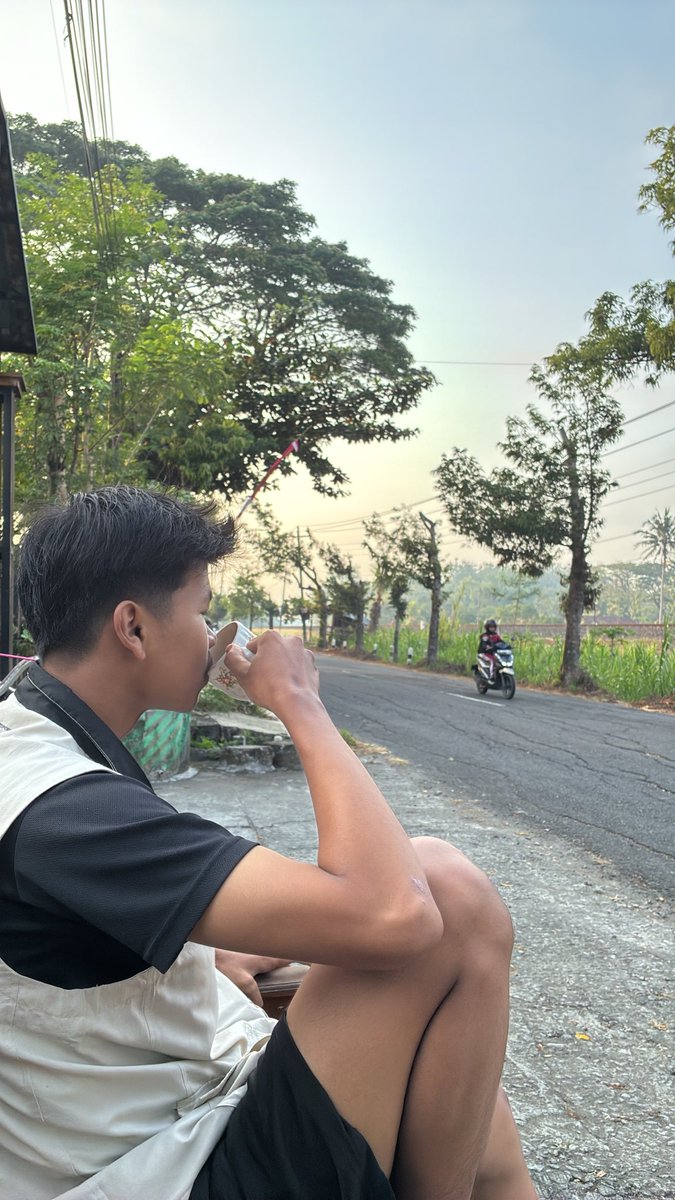 TemaanMu's tweet photo. Untung ora kawanen ndelok wing budal kerjo https://t.co/Fcln1UYZuq