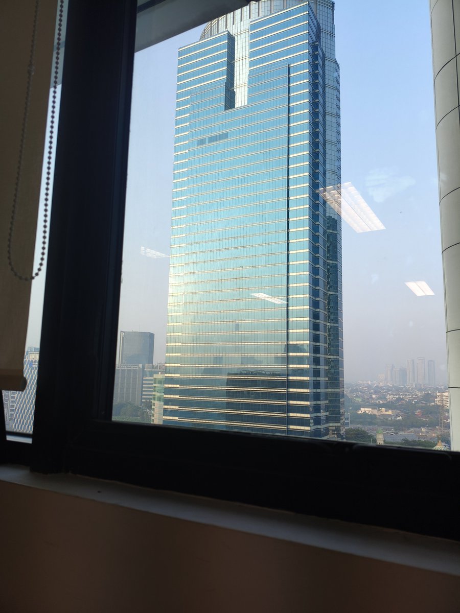 bleedinfire's tweet photo. gila polusi parah bgt sampe gedung seberang gak keliatan. https://t.co/QL5bS9axfL
