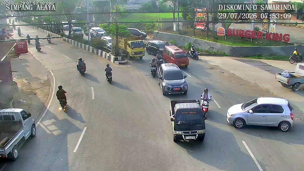 atcs_samarinda's tweet photo. 07.55 Simpang Gunung Lingai & simpang Alaya : Antrian kendaraan normal, situasi arus lalu lintas lancar. #MinYn https://t.co/yRMEp1RHiN