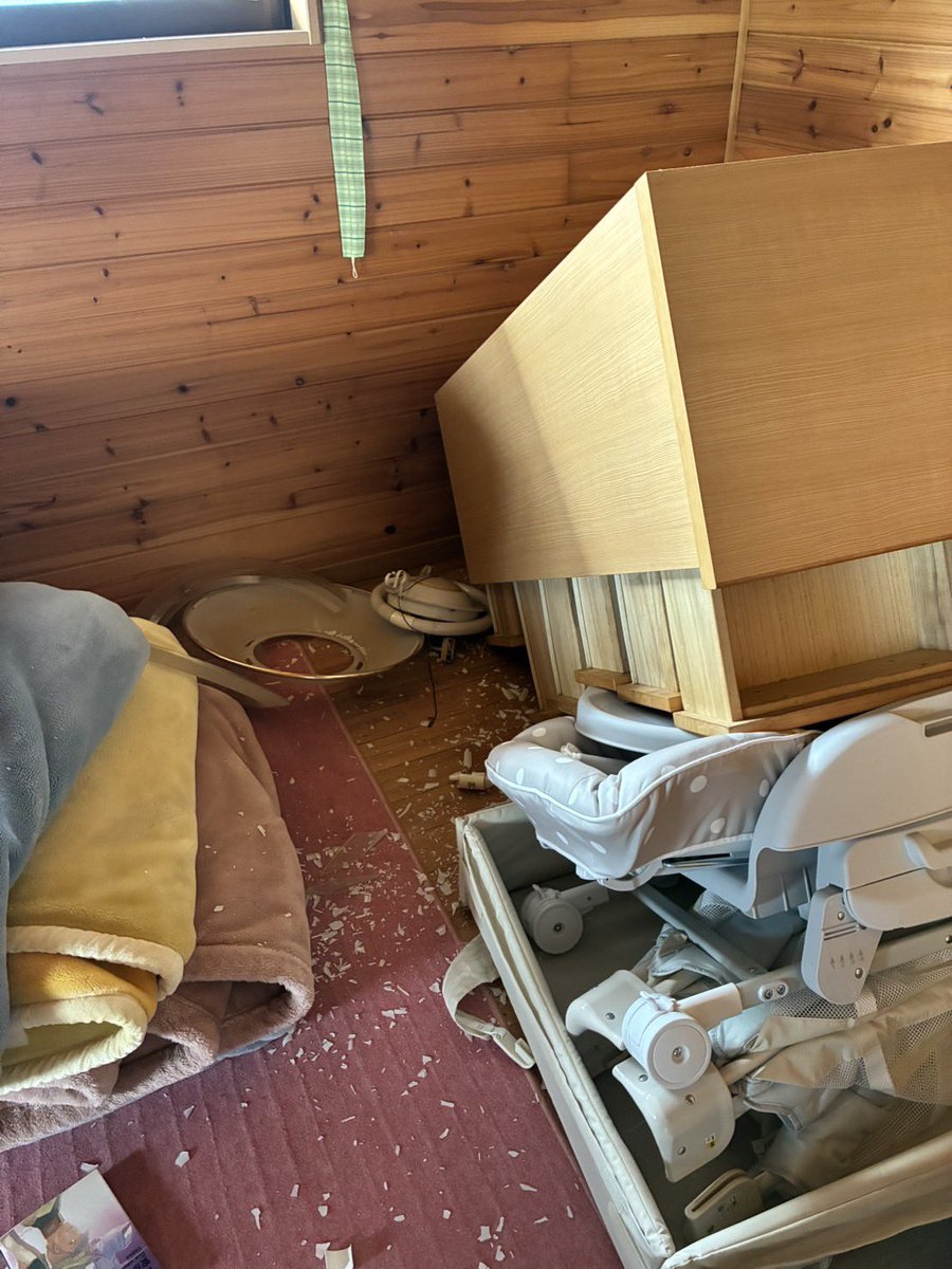 ryooyu's tweet photo. 実家の私の部屋はご覧のありさま、と母から連絡があった。受け入れた。がんばるぞ、両親 https://t.co/5xjrsOuj0X