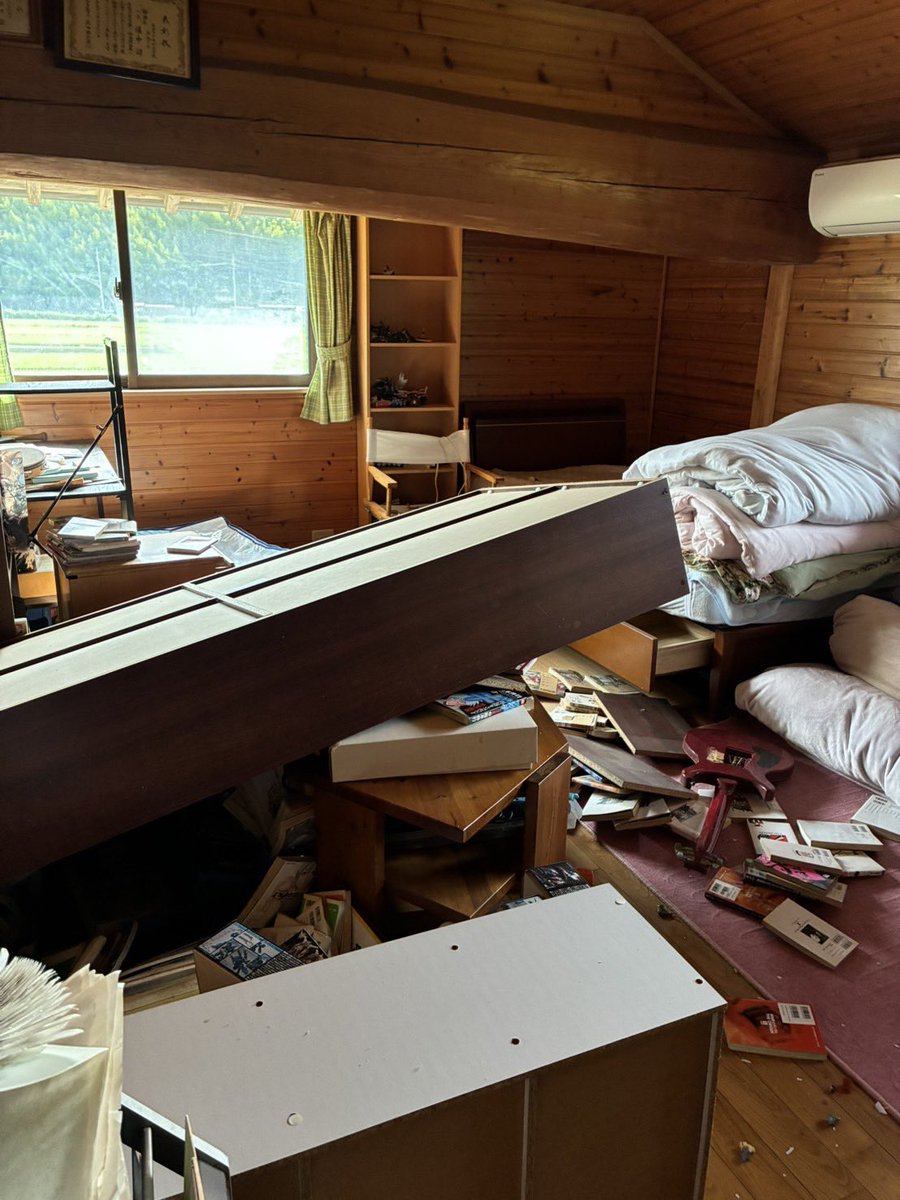 ryooyu's tweet photo. 実家の私の部屋はご覧のありさま、と母から連絡があった。受け入れた。がんばるぞ、両親 https://t.co/5xjrsOuj0X
