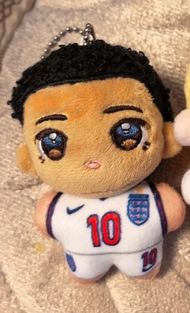 asepsetobrie's tweet photo. Kebetulan aku ada rejeki lebih 🥺
mau berbagi 1 doll bellingham (masih po) &amp; 2 pc mark lee (ready kamar) 
syaratnya minta tolong like &amp; rt tweet aku yang dibawah sama rep bukti &amp; hadiah yg kalian pengen
Close akhir bulan ya tp aku proses di awal bulan krn lg sibuk rl, tencu 🫶🏼 https://t.co/69SKejvlYU