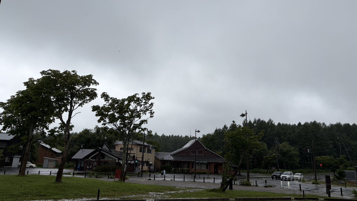 kitashiokankou's tweet photo. #裏磐梯情報
7/29（水）8:30頃
気温は20℃ほど。
雨降りの裏磐梯☂️
路面は滑りやすくなっていますので、安全運転でよろしくお願いします。

#福島 #北塩原村 #裏磐梯 #桧原湖 #五色沼 #磐梯山 https://t.co/jJKvLLAjHG
