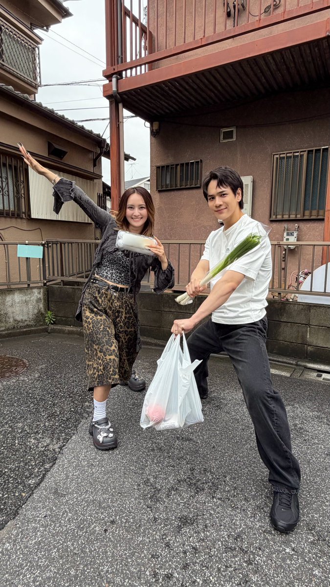 2216_tx's tweet photo. #夫婦と16歳 〜狂気の隣人〜🌹
TVer & U-NEXTで配信中！

📸✦•✧•『 𝐎𝐟𝐟 𝐒𝐡𝐨𝐭 』•✧•✦📸
お買い物帰りの紘(#豆原一成)と冴(#岡田結実)。
ネギと卵で決めポーズ.ᐟ.ᐟ

🔗第𝟏話❯❯https://t.co/lyRzoOWSgW
🔗第𝟮話❯❯https://t.co/oqTy0sROl1
🔗第𝟯話❯❯https://t.co/mwwm9FczEI
🔗第𝟰話❯❯https://t.co/3O5hjAtdrk
　※第𝟰話の配信は𝟳/𝟯𝟬(木)𝟮𝟰:𝟱𝟵まで⚠️

☑TVerのお気に入り登録もお願いします❤️‍🔥
⭐︎U-NEXTで見放題独占配信!📱