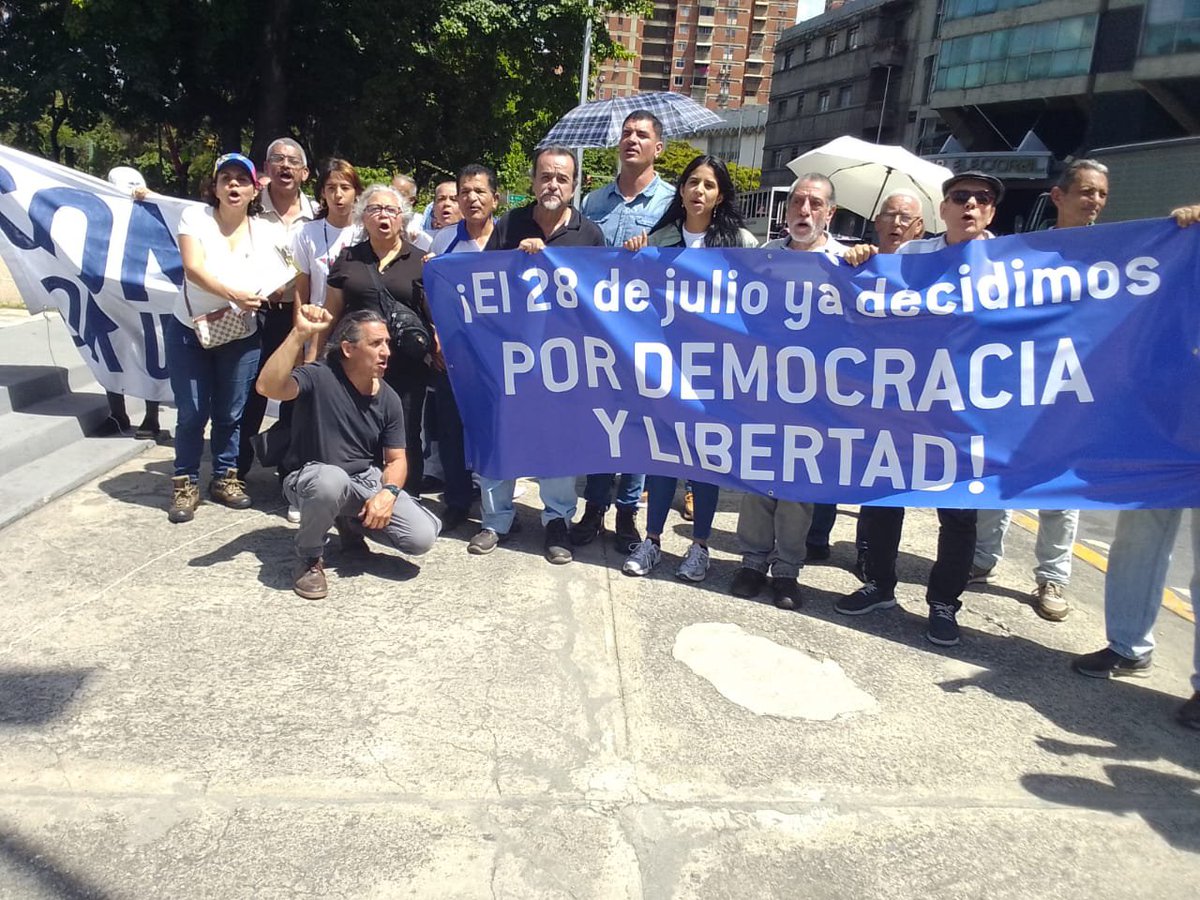 BR_RCARACAS's tweet photo. A dos años de aquel #28DeJulio en el que se vulneró la soberanía popular de Venezuela, llamamos a convertir esta fecha en lucha organizada para lograr la democracia, la justicia y el respeto a la voluntad del pueblo.
​@BR_RCARACAS, junto a otras organizaciones en la calle. https://t.co/kxtzuhvgAH