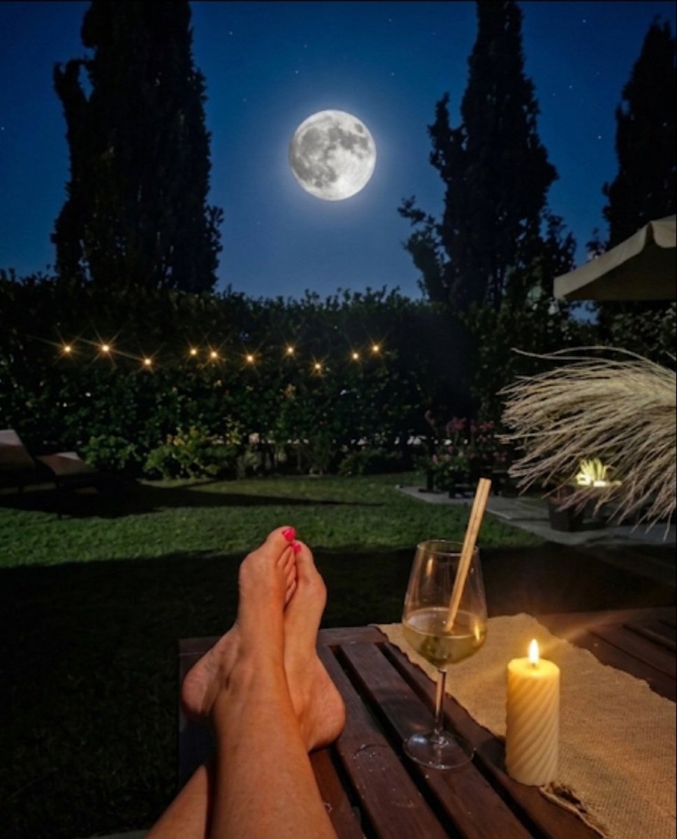 SummerFeetLove's tweet photo. #feet#moon#relax#love

Quanti di voi amano il relax accompagnati da un mojyto al chiarore di luna piena?? FULL MOON https://t.co/VOYq5YqiCB