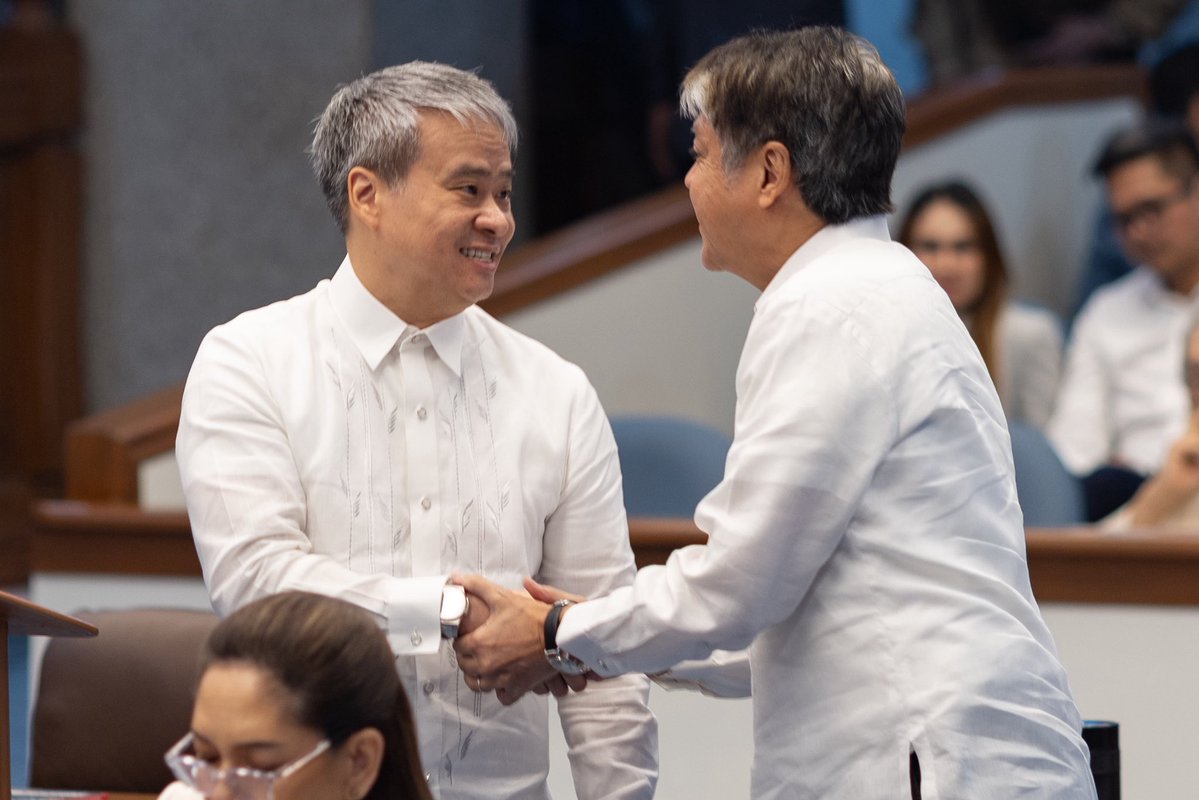 kikopangilinan's tweet photo. 𝗞𝗔𝗠𝗕𝗔𝗟 𝗡𝗔 𝗣𝗔𝗡𝗔𝗟𝗢 𝗣𝗔𝗥𝗔 𝗦𝗔 𝗠𝗚𝗔 𝗠𝗔𝗚𝗦𝗔𝗦𝗔𝗞𝗔 𝗔𝗧 𝗠𝗔𝗡𝗚𝗜𝗡𝗚𝗜𝗦𝗗𝗔!

𝗡𝗮𝗮𝗽𝗿𝘂𝗯𝗮𝗵𝗮𝗻 𝗻𝗴 𝗦𝗲𝗻𝗮𝗱𝗼 𝘀𝗮 𝘁𝗵𝗶𝗿𝗱 𝗮𝗻𝗱 𝗳𝗶𝗻𝗮𝗹 𝗿𝗲𝗮𝗱𝗶𝗻𝗴 𝗮𝗻𝗴 𝗱𝗮𝗹𝗮𝘄𝗮 𝗻𝗮𝘁𝗶𝗻𝗴 𝗺𝗮𝗵𝗮𝗵𝗮𝗹𝗮𝗴𝗮𝗻𝗴 𝗽𝗮𝗻𝘂𝗸𝗮𝗹𝗮𝗻𝗴 𝗯𝗮𝘁𝗮𝘀: 𝗮𝗻𝗴 𝗔𝗴𝗿𝗶𝗰𝘂𝗹𝘁𝘂𝗿𝗲 𝗮𝗻𝗱 𝗙𝗶𝘀𝗵𝗲𝗿𝗶𝗲𝘀 𝗘𝘅𝘁𝗲𝗻𝘀𝗶𝗼𝗻 𝗔𝗰𝘁 𝗮𝘁 𝗮𝗻𝗴 𝗔𝗴𝗿𝗶𝗰𝘂𝗹𝘁𝘂𝗿𝗮𝗹 𝗖𝗼𝗼𝗽𝗲𝗿𝗮𝘁𝗶𝘃𝗲𝘀 𝗔𝗰𝘁.

𝗪𝗮𝗹𝗮𝗻𝗴 𝘁𝘂𝗻𝗮𝘆 𝗻𝗮 𝗳𝗼𝗼𝗱 𝘀𝗲𝗰𝘂𝗿𝗶𝘁𝘆 𝗸𝘂𝗻𝗴 𝗵𝗶𝗻𝗱𝗶 𝗻𝗮𝘁𝗶𝗻 𝗯𝗶𝗯𝗶𝗴𝘆𝗮𝗻 𝗻𝗴 𝘀𝗮𝗽𝗮𝘁 𝗻𝗮 𝘀𝘂𝗽𝗼𝗿𝘁𝗮 𝗮𝗻𝗴 𝗺𝗶𝘀𝗺𝗼𝗻𝗴 𝗺𝗴𝗮 𝗻𝗮𝗴𝘁𝗮𝘁𝗮𝗻𝗶𝗺 𝗮𝘁 𝗻𝗮𝗻𝗴𝗶𝗻𝗴𝗶𝘀𝗱𝗮 𝗻𝗮 𝗻𝗮𝗴𝗽𝗮𝗽𝗮𝗸𝗮𝗶𝗻 𝘀𝗮 𝗮𝘁𝗶𝗻𝗴 𝗯𝗮𝘆𝗮𝗻.

Sa pamamagitan ng mga panukalang ito, mas mapapalakas ang ating mga magsasaka at mangingisda sa pamamagitan ng mas maayos na technical assistance, makabagong teknolohiya, climate-smart farming, at mas matitibay na kooperatiba na magbibigay sa kanila ng mas magandang access sa puhunan, kagamitan, at pamilihan.

𝗞𝗮𝗽𝗮𝗴 𝗺𝗮𝘀 𝗺𝗮𝗹𝗮𝗸𝗮𝘀 𝗮𝗻𝗴 𝗽𝗿𝗼𝗱𝘂𝗸𝘀𝘆𝗼𝗻 𝗻𝗴 𝗽𝗮𝗴𝗸𝗮𝗶𝗻, 𝗺𝗮𝘀 𝗺𝗮𝘁𝗮𝘁𝗮𝗴 𝗮𝗻𝗴 𝗮𝘁𝗶𝗻𝗴 𝗳𝗼𝗼𝗱 𝘀𝘂𝗽𝗽𝗹𝘆 𝗮𝘁 𝗺𝗮𝘀 𝗺𝗮𝗴𝗶𝗴𝗶𝗻𝗴 𝗮𝗯𝗼𝘁-𝗸𝗮𝘆𝗮 𝗮𝗻𝗴 𝗽𝗮𝗴𝗸𝗮𝗶𝗻 𝗽𝗮𝗿𝗮 𝘀𝗮 𝗯𝗮𝘄𝗮𝘁 𝗽𝗮𝗺𝗶𝗹𝘆𝗮𝗻𝗴 𝗣𝗶𝗹𝗶𝗽𝗶𝗻𝗼.

Maraming salamat sa ating mga kasamahan sa Senado sa kanilang suporta. Umaasa tayong agad ding maisusulong ang mga panukalang ito sa Kamara upang sa lalong madaling panahon ay maging ganap na batas.