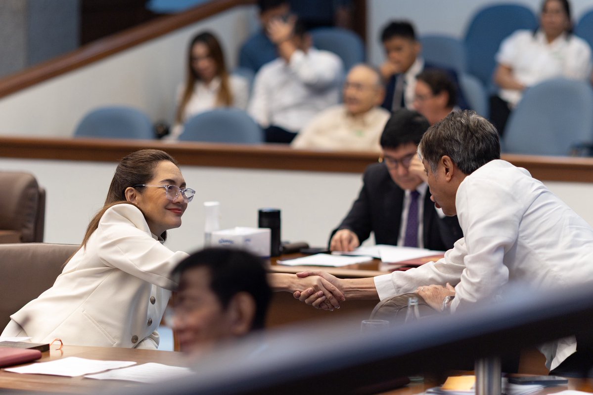 kikopangilinan's tweet photo. 𝗞𝗔𝗠𝗕𝗔𝗟 𝗡𝗔 𝗣𝗔𝗡𝗔𝗟𝗢 𝗣𝗔𝗥𝗔 𝗦𝗔 𝗠𝗚𝗔 𝗠𝗔𝗚𝗦𝗔𝗦𝗔𝗞𝗔 𝗔𝗧 𝗠𝗔𝗡𝗚𝗜𝗡𝗚𝗜𝗦𝗗𝗔!

𝗡𝗮𝗮𝗽𝗿𝘂𝗯𝗮𝗵𝗮𝗻 𝗻𝗴 𝗦𝗲𝗻𝗮𝗱𝗼 𝘀𝗮 𝘁𝗵𝗶𝗿𝗱 𝗮𝗻𝗱 𝗳𝗶𝗻𝗮𝗹 𝗿𝗲𝗮𝗱𝗶𝗻𝗴 𝗮𝗻𝗴 𝗱𝗮𝗹𝗮𝘄𝗮 𝗻𝗮𝘁𝗶𝗻𝗴 𝗺𝗮𝗵𝗮𝗵𝗮𝗹𝗮𝗴𝗮𝗻𝗴 𝗽𝗮𝗻𝘂𝗸𝗮𝗹𝗮𝗻𝗴 𝗯𝗮𝘁𝗮𝘀: 𝗮𝗻𝗴 𝗔𝗴𝗿𝗶𝗰𝘂𝗹𝘁𝘂𝗿𝗲 𝗮𝗻𝗱 𝗙𝗶𝘀𝗵𝗲𝗿𝗶𝗲𝘀 𝗘𝘅𝘁𝗲𝗻𝘀𝗶𝗼𝗻 𝗔𝗰𝘁 𝗮𝘁 𝗮𝗻𝗴 𝗔𝗴𝗿𝗶𝗰𝘂𝗹𝘁𝘂𝗿𝗮𝗹 𝗖𝗼𝗼𝗽𝗲𝗿𝗮𝘁𝗶𝘃𝗲𝘀 𝗔𝗰𝘁.

𝗪𝗮𝗹𝗮𝗻𝗴 𝘁𝘂𝗻𝗮𝘆 𝗻𝗮 𝗳𝗼𝗼𝗱 𝘀𝗲𝗰𝘂𝗿𝗶𝘁𝘆 𝗸𝘂𝗻𝗴 𝗵𝗶𝗻𝗱𝗶 𝗻𝗮𝘁𝗶𝗻 𝗯𝗶𝗯𝗶𝗴𝘆𝗮𝗻 𝗻𝗴 𝘀𝗮𝗽𝗮𝘁 𝗻𝗮 𝘀𝘂𝗽𝗼𝗿𝘁𝗮 𝗮𝗻𝗴 𝗺𝗶𝘀𝗺𝗼𝗻𝗴 𝗺𝗴𝗮 𝗻𝗮𝗴𝘁𝗮𝘁𝗮𝗻𝗶𝗺 𝗮𝘁 𝗻𝗮𝗻𝗴𝗶𝗻𝗴𝗶𝘀𝗱𝗮 𝗻𝗮 𝗻𝗮𝗴𝗽𝗮𝗽𝗮𝗸𝗮𝗶𝗻 𝘀𝗮 𝗮𝘁𝗶𝗻𝗴 𝗯𝗮𝘆𝗮𝗻.

Sa pamamagitan ng mga panukalang ito, mas mapapalakas ang ating mga magsasaka at mangingisda sa pamamagitan ng mas maayos na technical assistance, makabagong teknolohiya, climate-smart farming, at mas matitibay na kooperatiba na magbibigay sa kanila ng mas magandang access sa puhunan, kagamitan, at pamilihan.

𝗞𝗮𝗽𝗮𝗴 𝗺𝗮𝘀 𝗺𝗮𝗹𝗮𝗸𝗮𝘀 𝗮𝗻𝗴 𝗽𝗿𝗼𝗱𝘂𝗸𝘀𝘆𝗼𝗻 𝗻𝗴 𝗽𝗮𝗴𝗸𝗮𝗶𝗻, 𝗺𝗮𝘀 𝗺𝗮𝘁𝗮𝘁𝗮𝗴 𝗮𝗻𝗴 𝗮𝘁𝗶𝗻𝗴 𝗳𝗼𝗼𝗱 𝘀𝘂𝗽𝗽𝗹𝘆 𝗮𝘁 𝗺𝗮𝘀 𝗺𝗮𝗴𝗶𝗴𝗶𝗻𝗴 𝗮𝗯𝗼𝘁-𝗸𝗮𝘆𝗮 𝗮𝗻𝗴 𝗽𝗮𝗴𝗸𝗮𝗶𝗻 𝗽𝗮𝗿𝗮 𝘀𝗮 𝗯𝗮𝘄𝗮𝘁 𝗽𝗮𝗺𝗶𝗹𝘆𝗮𝗻𝗴 𝗣𝗶𝗹𝗶𝗽𝗶𝗻𝗼.

Maraming salamat sa ating mga kasamahan sa Senado sa kanilang suporta. Umaasa tayong agad ding maisusulong ang mga panukalang ito sa Kamara upang sa lalong madaling panahon ay maging ganap na batas.